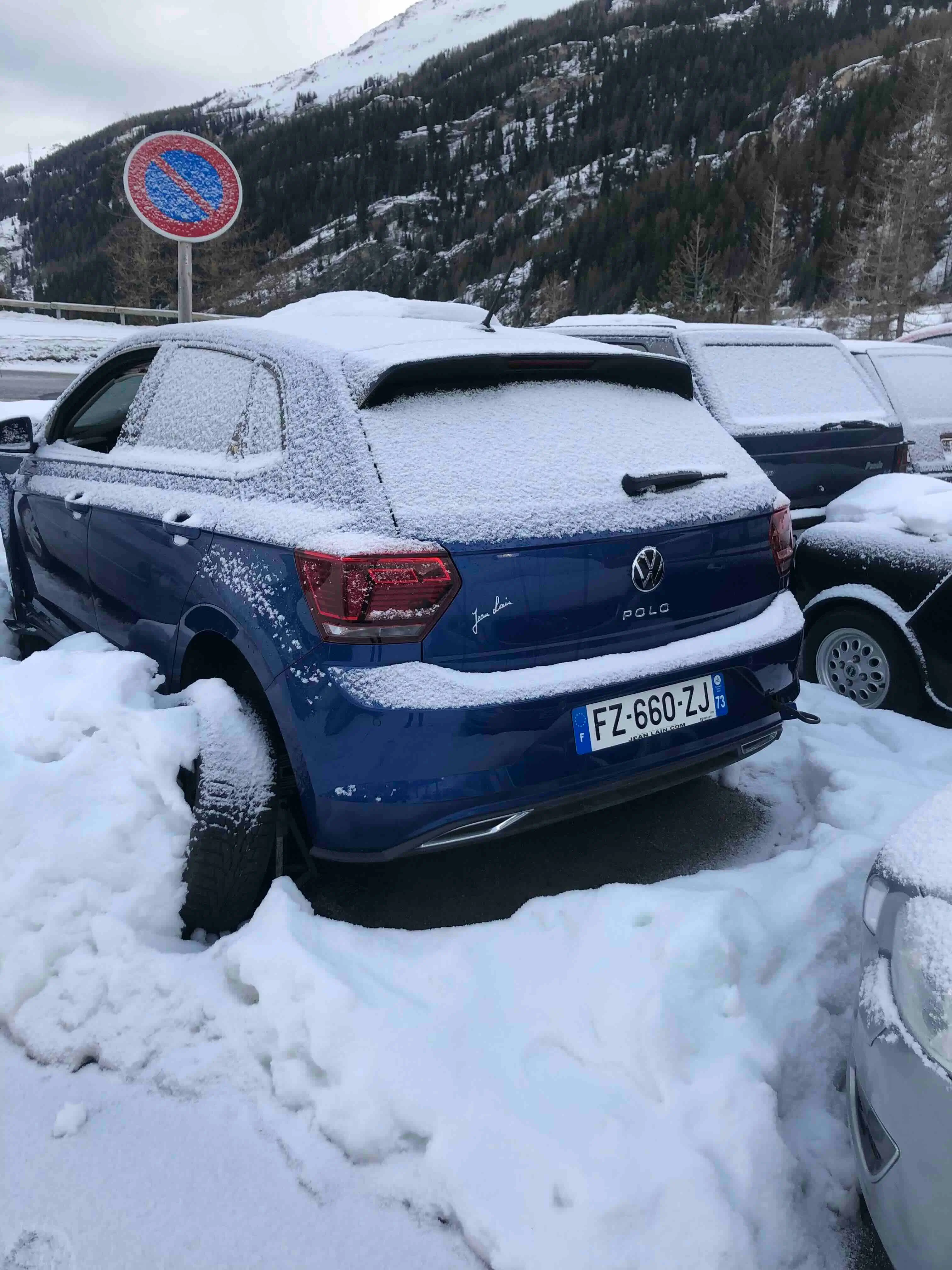 Épave automobile sous la neige dans les Alpes près de Grenoble