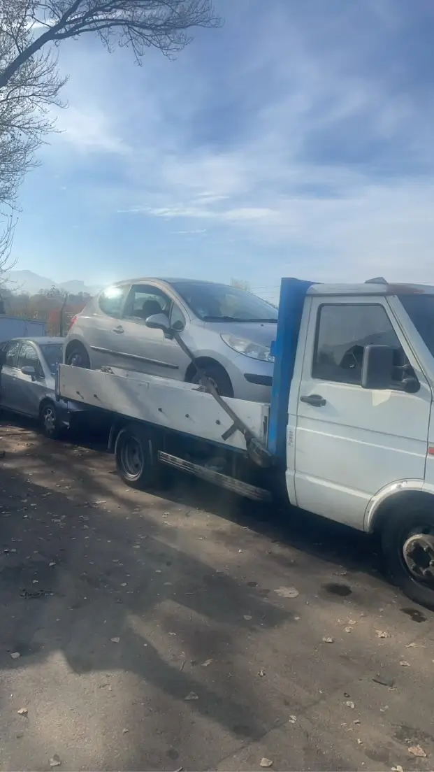 Camion plateau Alpes Épaves en cours d'enlèvement d'épave, Savoie